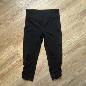 GapFit Black Blackout Technology Capri Leggings.  Sz Small